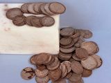 un morceau de savon posé sur une pile de pièces de monnaie