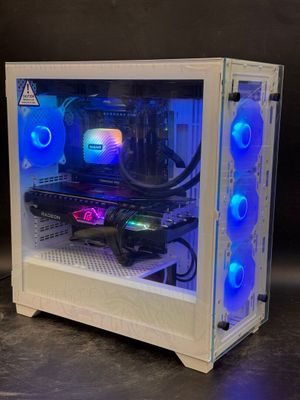 un boîtier d'ordinateur blanc orné de lumières bleues