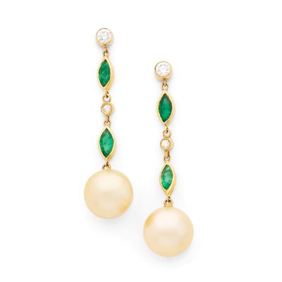 une paire de boucles d'oreilles en perles et émeraudes