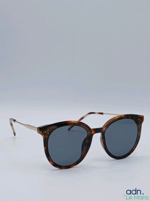 gros plan d'une paire de lunettes de soleil sur une surface blanche