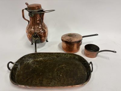 une image représentant une plaque de cuivre sur laquelle sont posés une cruche et deux casseroles