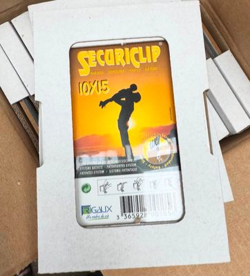 une boîte en carton sur laquelle est représenté un skateur