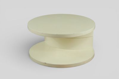 Table moderne laquée blanc de style design. Plateau supérieu…