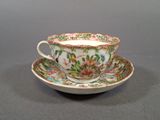 une tasse et une soucoupe sur une soucoupe sur une table