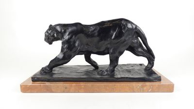 une image représentant une statue de panthère noire posée sur un socle en marbre