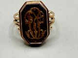 une image représentant une bague en or sur laquelle figurent un homme et une femme