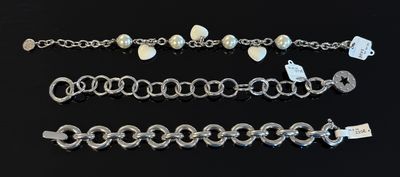 un gros plan sur un ensemble de bracelets posés sur une surface noire