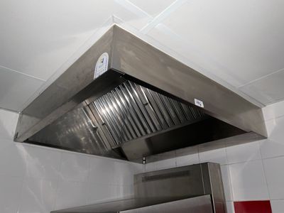 une image d'une cuisine commerciale avec des appareils en acier inoxydable