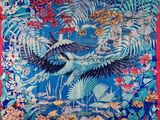 une image représentant une écharpe bleue et rouge ornée d'oiseaux et de fleurs