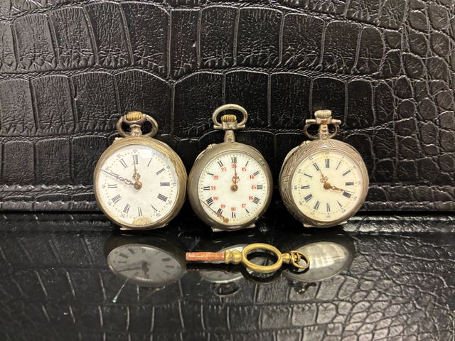 Trois montres de poches en argent dont une savonnette. En l’état.
