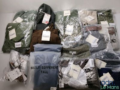 une pile de vêtements posée sur une table