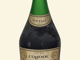 une bouteille de vin posée sur une table