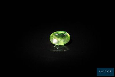 une tourmaline verte sur fond noir