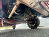 un gros plan sur le pot d'échappement d'une voiture et le tuyau d'échappement