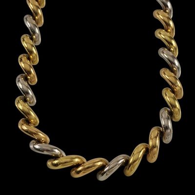 un collier en or et en argent sur fond noir