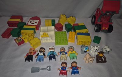 a lot of legos that are sitting on a table