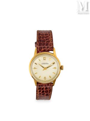 une montre-bracelet plaquée or avec un bracelet en cuir marron