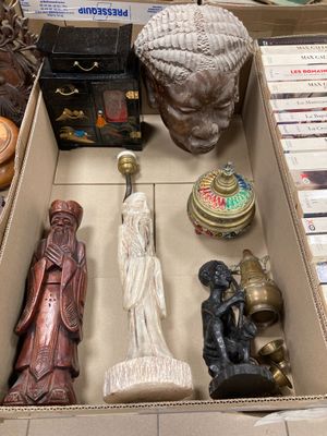 une boîte remplie d'objets assortis posée sur une table