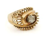 une image d'une bague en or avec un diamant au centre