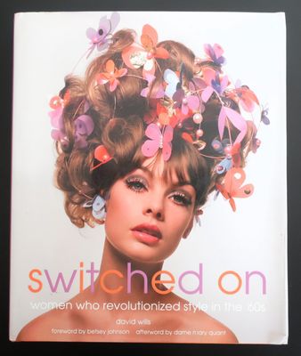 La couverture du livre s'est ouverte, dévoilant une femme avec des papillons dans les cheveux