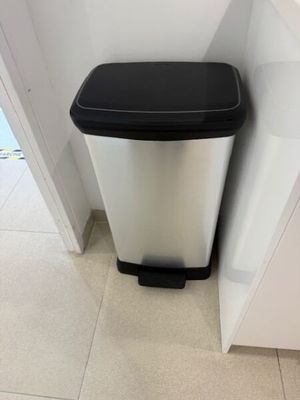 une poubelle posée dans un coin de la cuisine