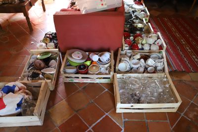 de nombreuses boîtes contenant divers types d'objets, posées par terre