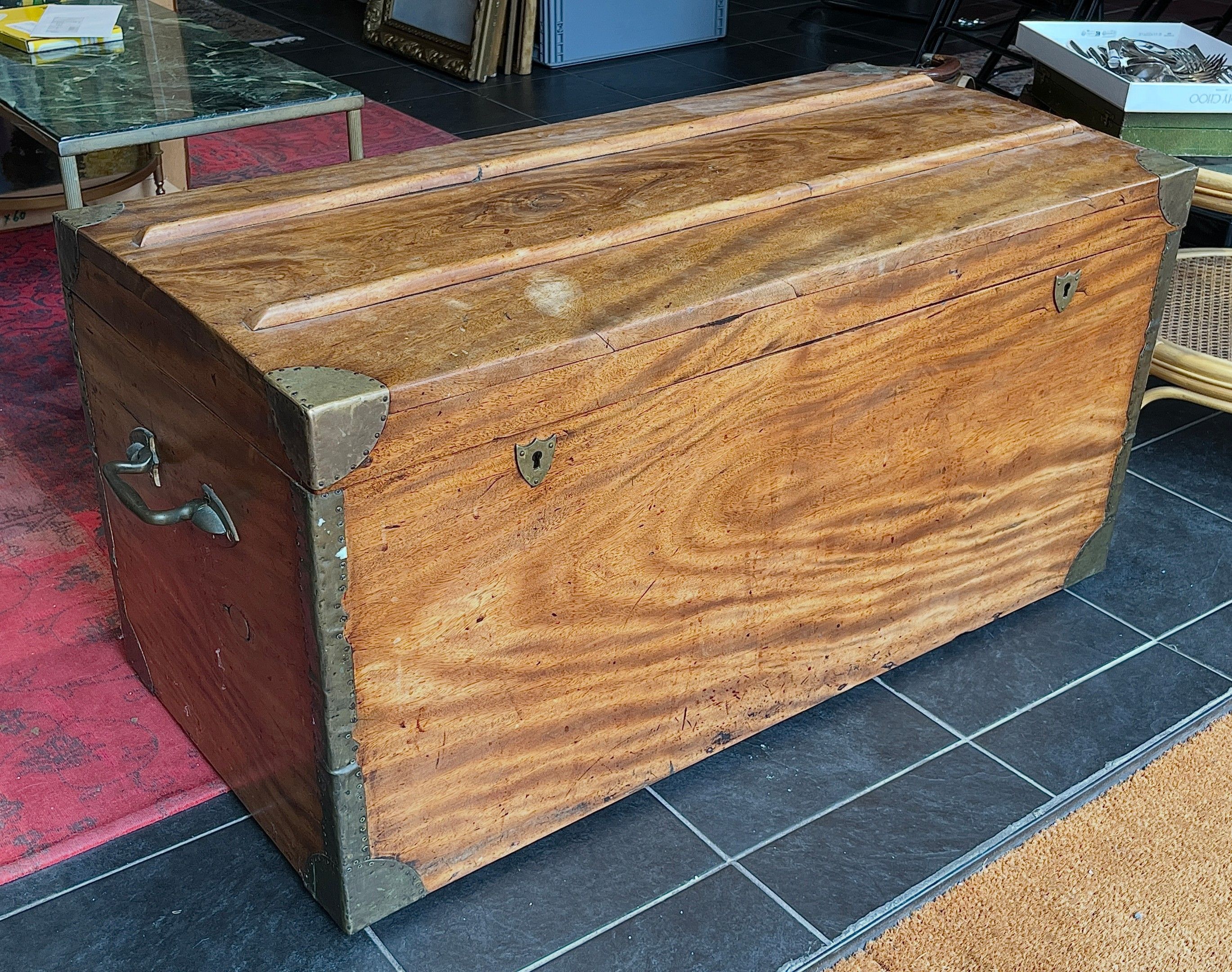Malle de voyage en bois fruitier, écoinçons en laiton.