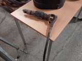 une table sur laquelle sont posés quelques outils