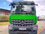 un camion vert garé sur le bord de la route
