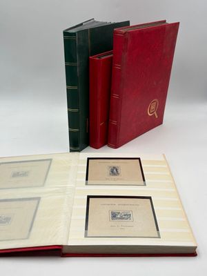 Trois livres sont posés sur une surface blanche ; l'un est ouvert et l'autre fermé.