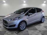 la voiture argentée est garée sur un sol en damier dans le garage