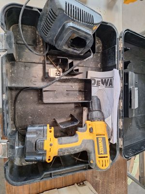 un outil dans une boîte contenant d'autres outils