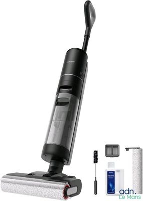 un gros plan d'un aspirateur sans fil avec un kit de nettoyage