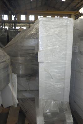 des toilettes emballées dans du plastique dans un entrepôt