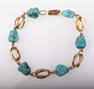 un bracelet en or et turquoise orné de pierres de turquoise