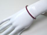 un gros plan d'une main portant un bracelet