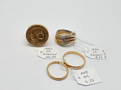 deux bagues en or et deux bagues en argent, avec leurs étiquettes de prix