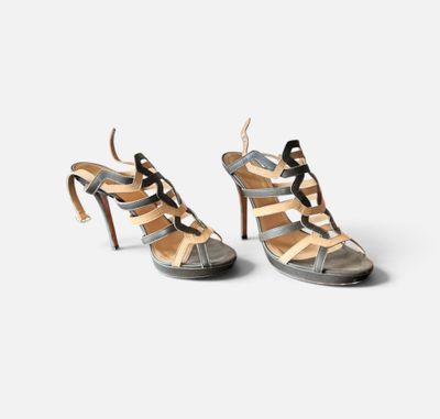 une paire de sandales à talons hauts pour femme, avec des lanières