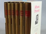 six livres dans une boîte, sur laquelle est collé un autocollant
