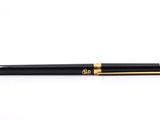 un stylo à bille noir et doré posé sur une surface blanche
