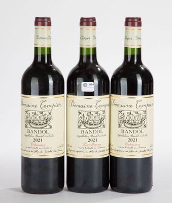 trois bouteilles de vin sont alignées sur une surface blanche