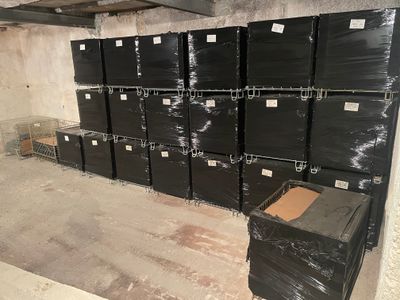 de nombreuses boîtes noires empilées les unes sur les autres dans une pièce