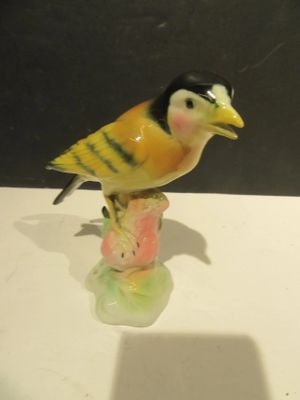 un petit oiseau perché sur un petit vase