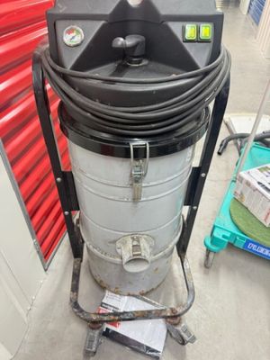 une photo d'un dépoussiéreur dans un garage