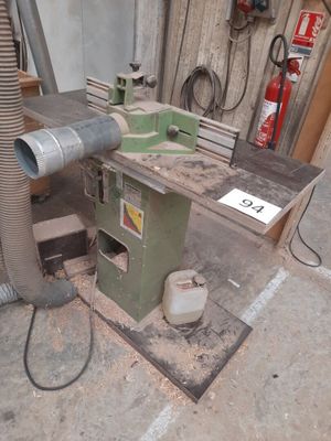 a machine that is sitting on a table in a room