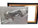 une image représentant un tableau d'une femme nue dans un cadre noir