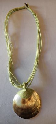 collier composé d'un coquillage, d'un cordon vert et d'un pendentif doré