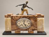 une horloge surmontée d'une statue d'homme