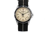 une image représentant une montre en noir et blanc sur fond blanc