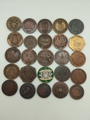 gros plan d'un paquet de pièces de monnaie sur une surface blanche